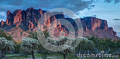 Sunset approaches the Superstition Mountains Stock Photo